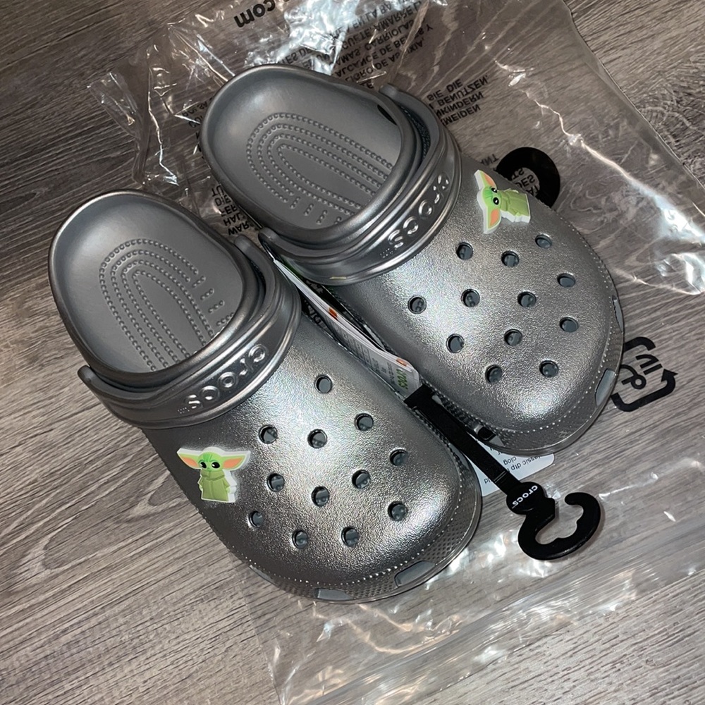 Disney Adult Crocs - Star Wars The Mandalorian - The Child - W9
